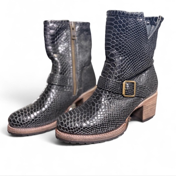 Black Snakeskin Pattern Ankle Boots